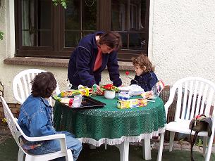 Uta bastelt mit den Kindern Pizza für alle...