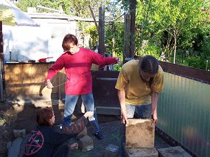 Ute, Anja und Scholle im Kampf mit Draht, Beton und Gehwegplatten innen...